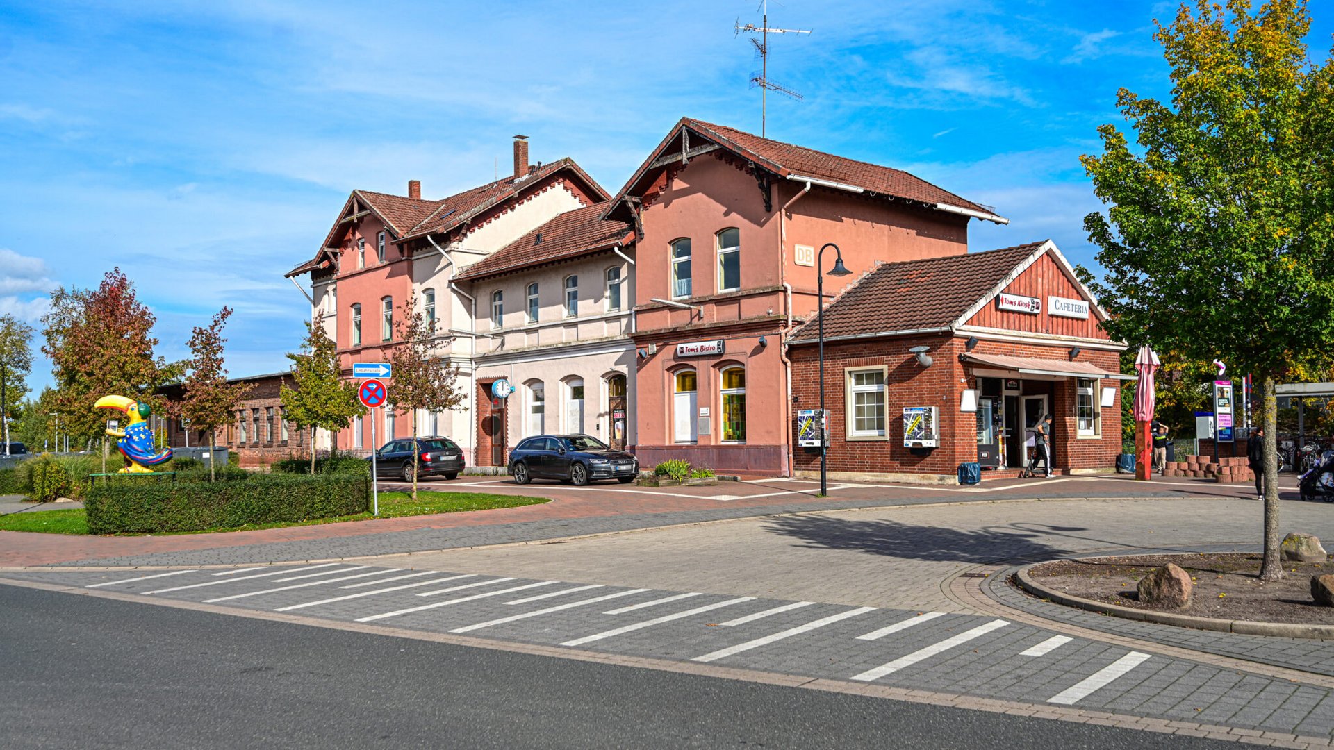 Das Bahnhofsgebäude in Walsrode in einer Frontalansicht mit Sicht auf den Bahnhofsvorplatz