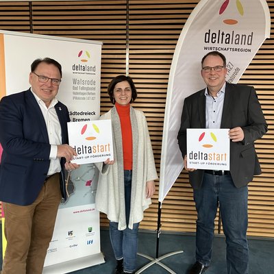 Das Foto entstand beim Pressetermin zum Projektauftakt für deltastart; hier sind zu sehen der Bürgermeister der Stadt Bad Fallingbostel Rolf Schneider, für das Projekt verantwortliche Projektmanagerin Anke Schaffrek und Michael Krohn, Geschäftsführer der Wirtschaftsförderung Deltaland, im Sparkassenhaus Bad Fallingbostel.